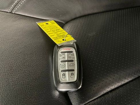 Used 2022 Chrysler Pacifica Touring-L image 54