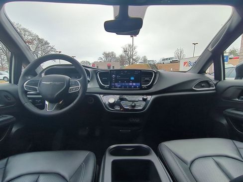 Used 2025 Chrysler Pacifica Select image 25