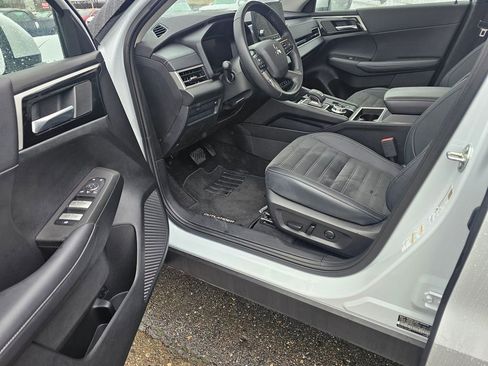 Used 2024 Mitsubishi Outlander SE image 4