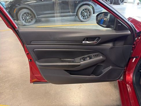 Used 2025 Nissan Altima 2.5 SV FWD image 24
