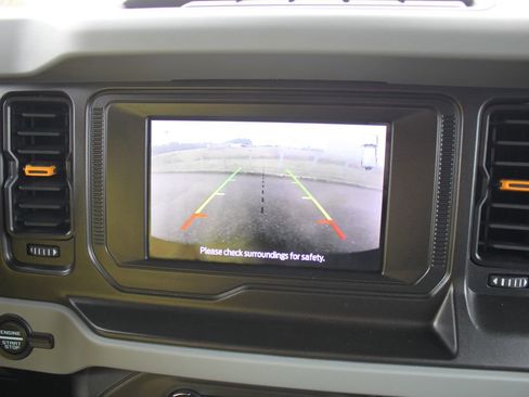 Used 2022 Ford Bronco Badlands image 9