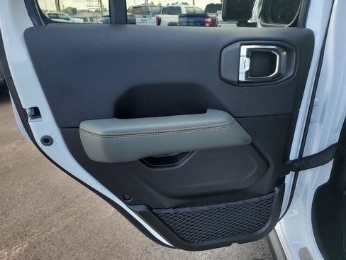 Used 2025 Jeep Gladiator Mojave AWD/4WD image 9