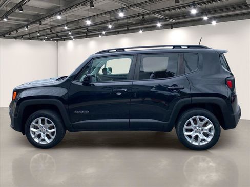 Used 2018 Jeep Renegade Latitude AWD/4WD image 4