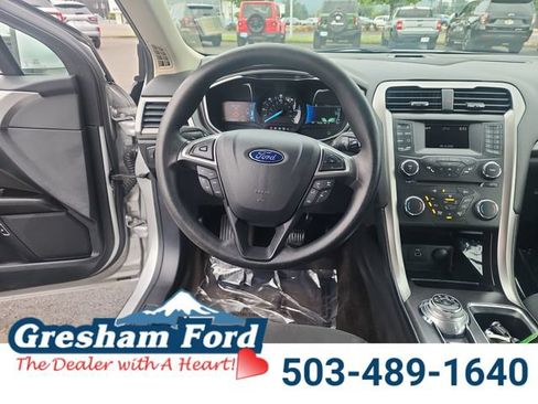 Used 2017 Ford Fusion SE FWD image 17