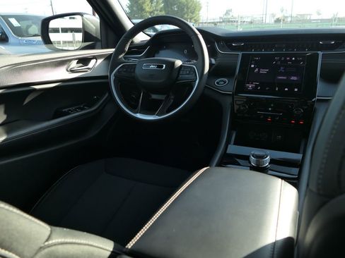 Used 2025 Jeep Grand Cherokee Laredo X w/ Luxury Tech Group I image 21