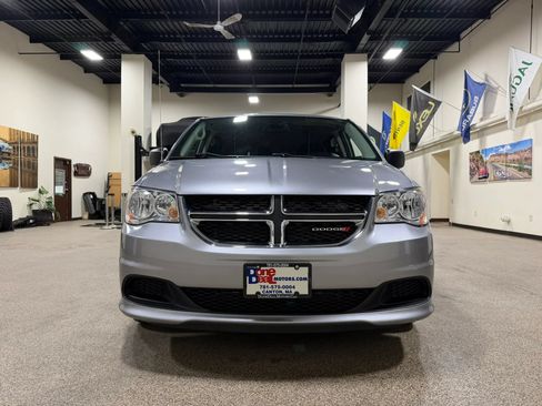 Used 2019 Dodge Grand Caravan SE FWD image 2