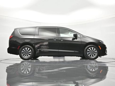 Used 2023 Chrysler Pacifica Touring-L FWD image 39