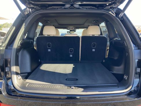 Used 2024 Jeep Grand Cherokee Limited w/ Luxury Tech Group II RWD image 40