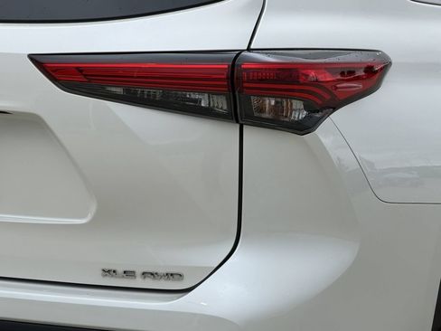 Used 2021 Toyota Highlander XLE AWD/4WD image 10
