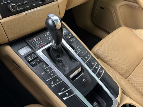 Used 2018 Porsche Macan AWD/4WD image 18