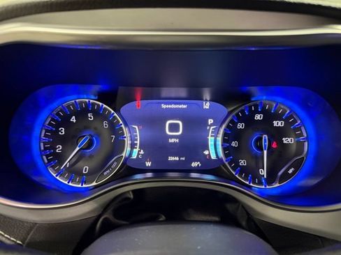 Used 2025 Chrysler Pacifica Limited FWD image 16