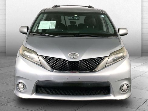 Used 2017 Toyota Sienna SE w/ SE Preferred Package FWD image 2