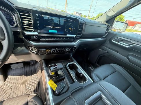 Used 2022 Chevrolet Silverado 1500 LTZ AWD/4WD image 15