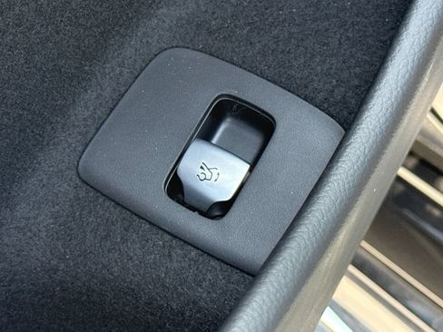 Used 2025 Mercedes-Benz E 350 Sedan image 17