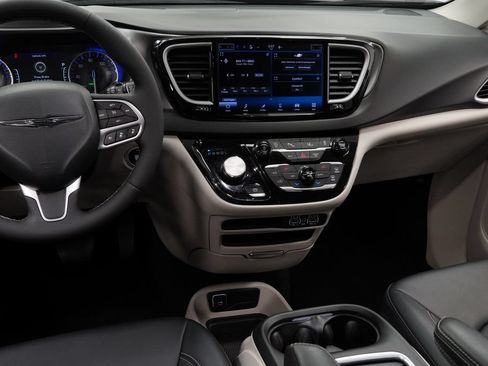 Certified 2024 Chrysler Pacifica Touring-L FWD image 28