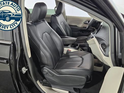 Used 2024 Chrysler Pacifica Limited FWD image 4
