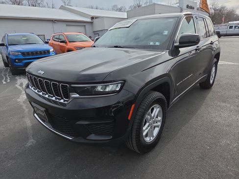 Certified 2023 Jeep Grand Cherokee Laredo AWD/4WD image 8