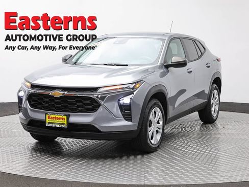 Used 2024 Chevrolet Trax LS FWD image 1