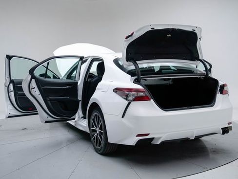 Used 2023 Toyota Camry SE image 19