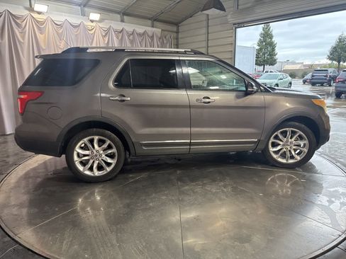 Used 2013 Ford Explorer XLT image 4