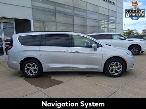 Used 2022 Chrysler Pacifica Limited AWD/4WD image 2