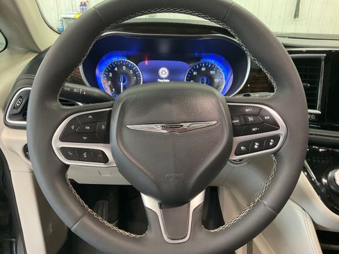 Used 2022 Chrysler Pacifica Limited AWD/4WD image 13