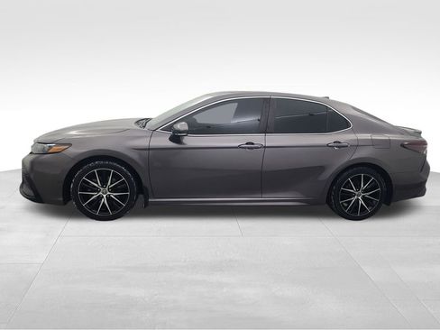 Used 2022 Toyota Camry SE w/ Cold Weather Package image 8