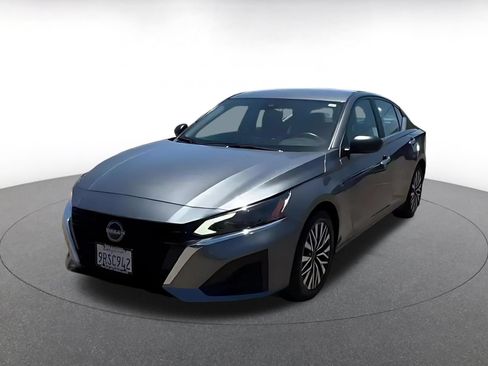 Used 2025 Nissan Altima 2.5 SV FWD image 6