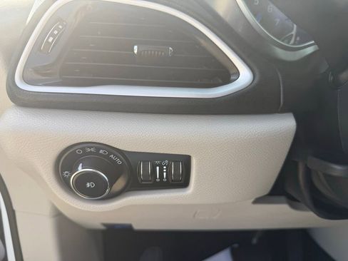 Used 2024 Chrysler Pacifica Touring-L FWD image 35