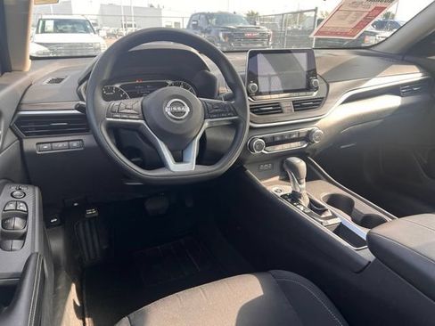 Used 2025 Nissan Altima 2.5 SV FWD image 12