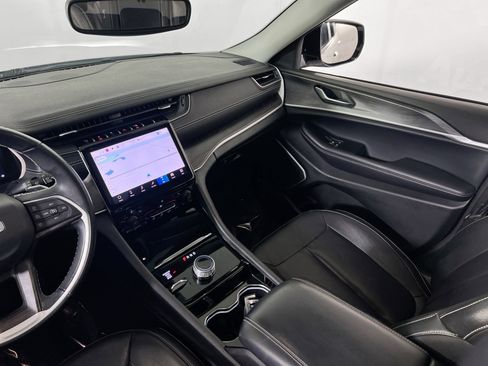 Used 2022 Jeep Grand Cherokee Limited image 24