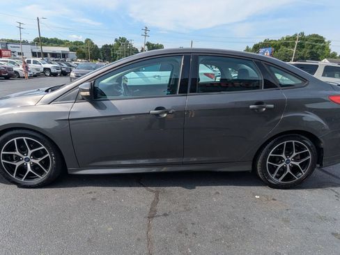 Used 2016 Ford Focus SE w/ SE Sport Package FWD image 4
