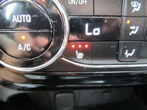 Used 2025 Chevrolet Trax LT w/ Sunroof Package FWD image 20