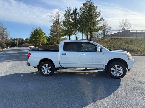 Used 2015 Nissan Titan SL w/ SL Moonroof Package image 5