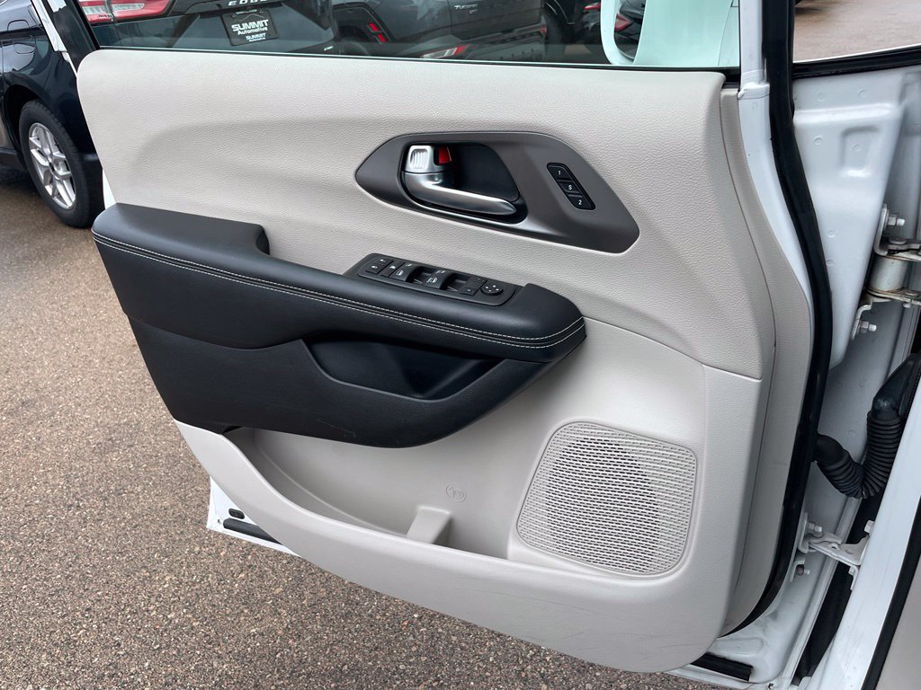 Used 2022 Chrysler Pacifica Touring-L FWD image 42