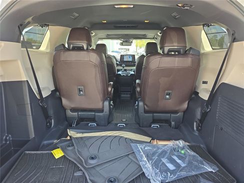 Used 2024 Toyota Sienna Platinum image 9