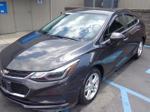 Used 2017 Chevrolet Cruze LT w/ Convenience Package FWD image 2