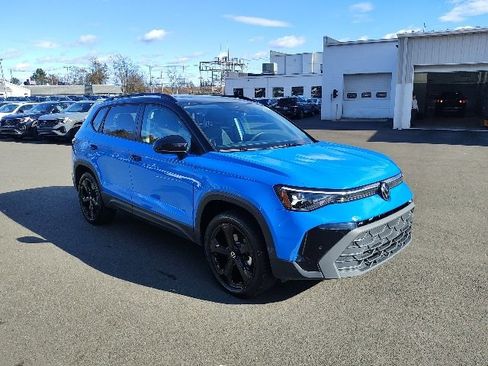 Certified 2025 Volkswagen Taos SE image 12