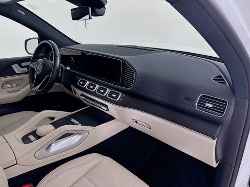 Used 2025 Mercedes-Benz GLS 450 4MATIC image 33