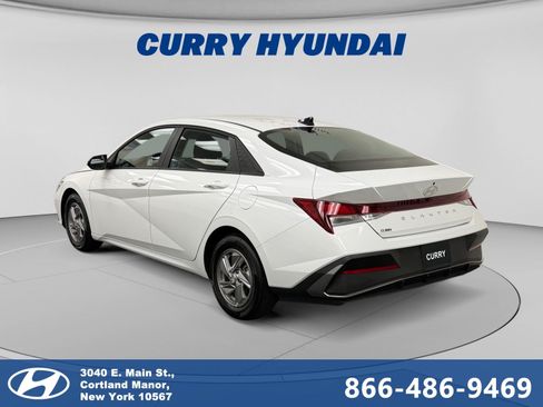 Used 2025 Hyundai Elantra SE FWD image 3