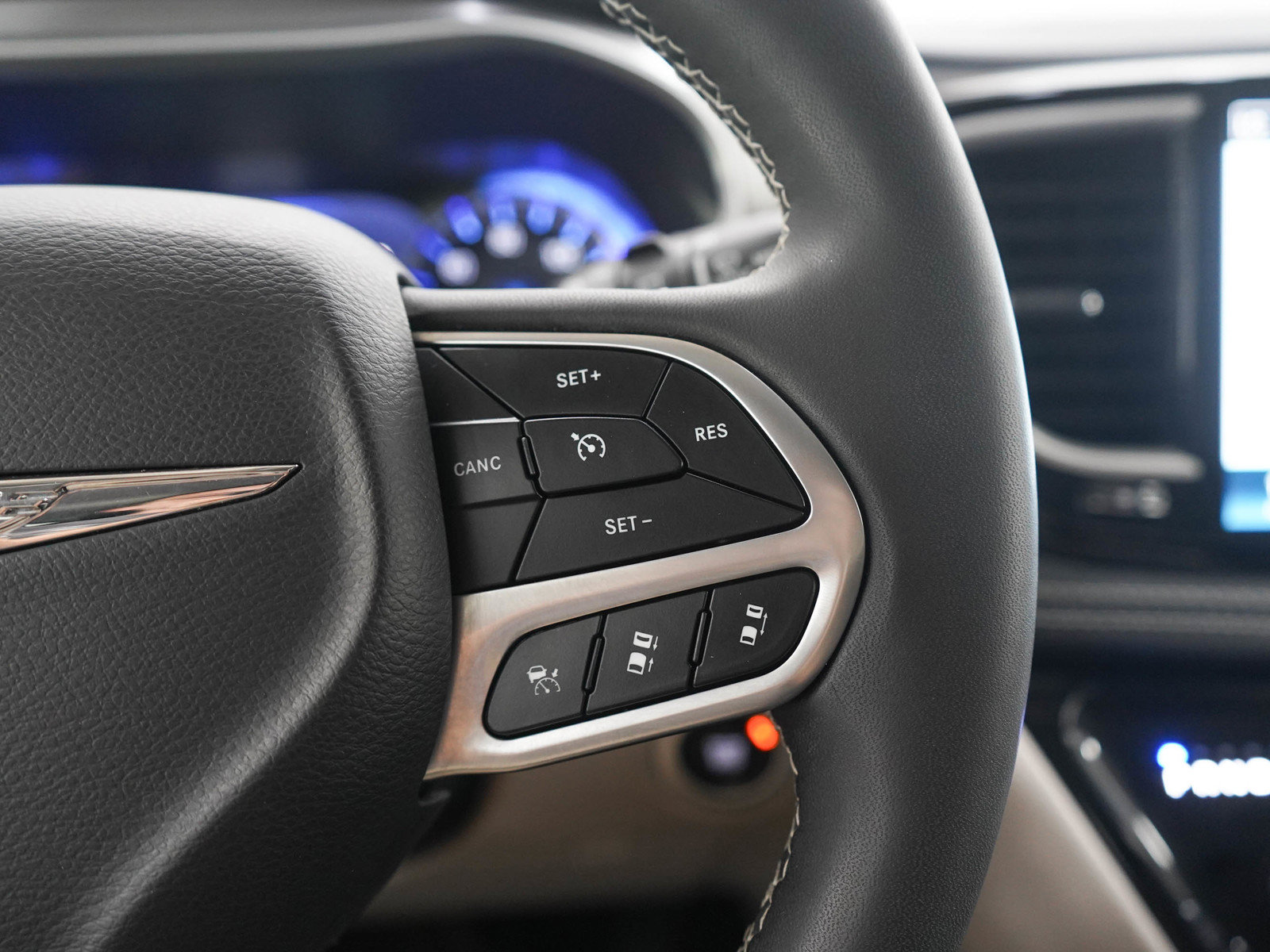Used 2024 Chrysler Pacifica Touring-L AWD/4WD image 29