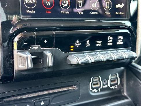 Used 2019 RAM 1500 Laramie AWD/4WD image 16