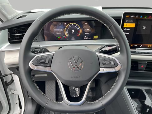 Used 2025 Volkswagen Tiguan SE image 12