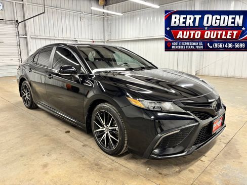 Used 2024 Toyota Camry SE FWD image 1