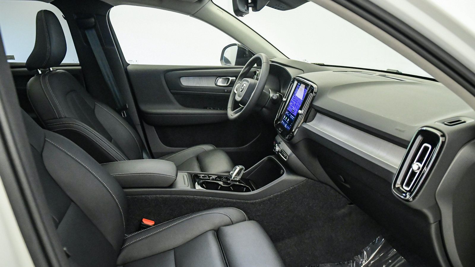 Certified 2026 Volvo XC40 B5 Plus AWD/4WD image 16