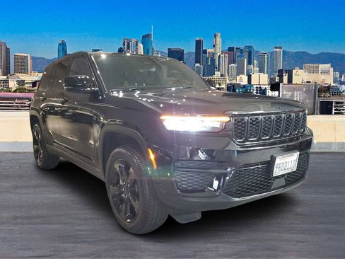 Used 2025 Jeep Grand Cherokee Altitude image 3