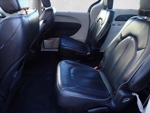 Used 2020 Chrysler Pacifica Limited image 10