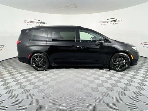 Used 2025 Chrysler Pacifica Limited FWD image 9