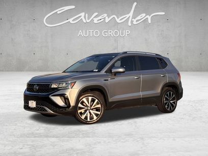 Used 2024 Volkswagen Taos SE w/ Panoramic Sunroof Package