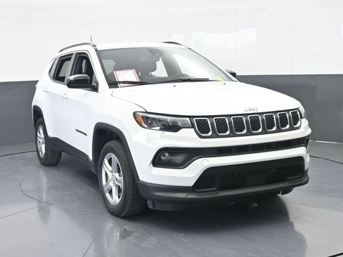 Used 2023 Jeep Compass Latitude image 9